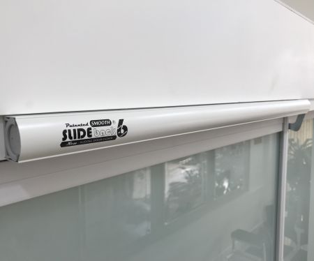 6SDC-Ferme-porte coulissant sur porte en verre à cadre métallique